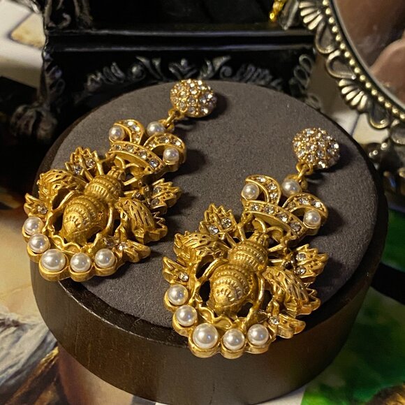 🐝 VINTAGE GLAM! Regal Bee Drop Earrings - Picture 3 of 5